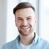 Ein Mann im Büro hält ein Tablet
