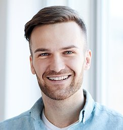 Ein Mann im Büro hält ein Tablet