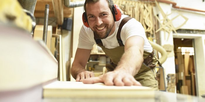 Ein Tischler mit Gehörschutz 